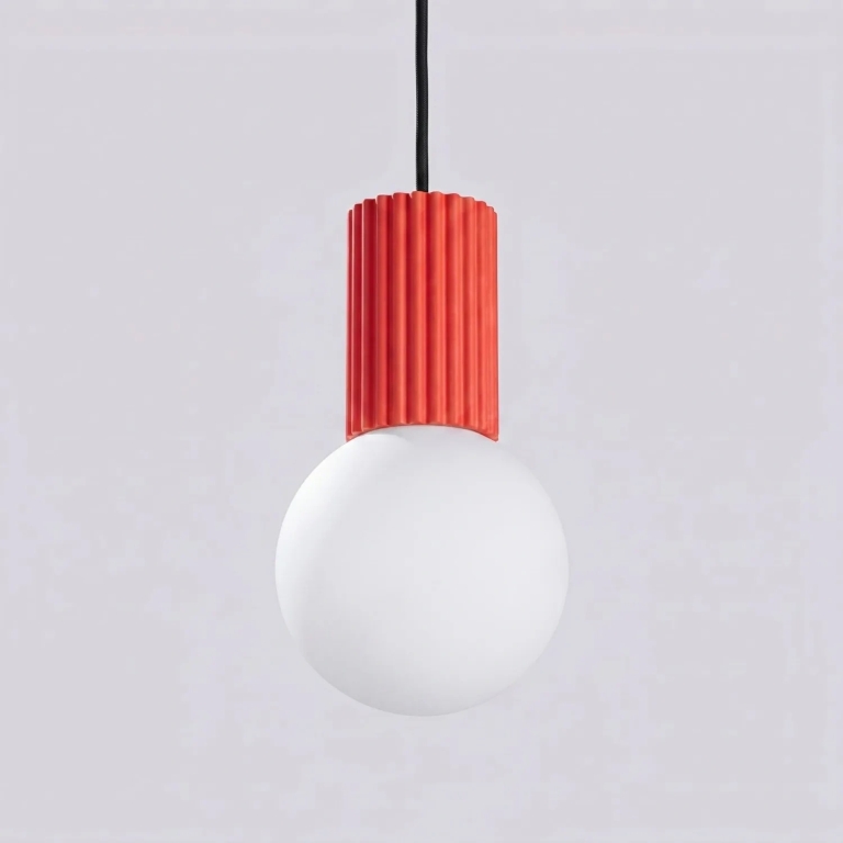 lampa-wisząca-w-kolorze-wiśniowym