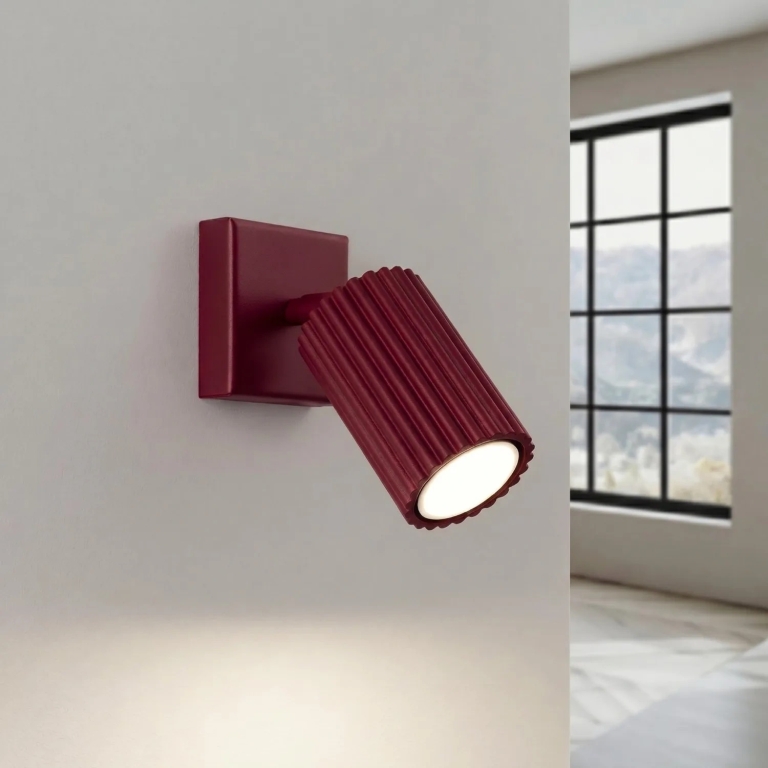 minimalistyczna-burgundowa-metalowa-lampa-ścienna-z-karbowanym-kloszem