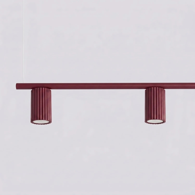 minimalistyczna-czerwona-lampa-wisząca-z-ryflowanymi-kloszami
