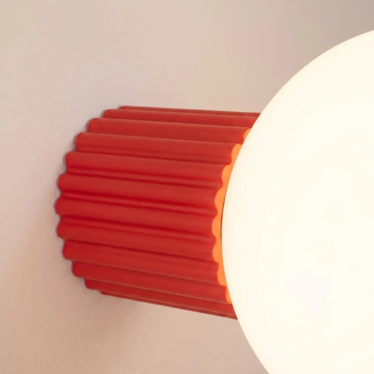 minimalistyczna-karmazynowa-lampa-ścienna