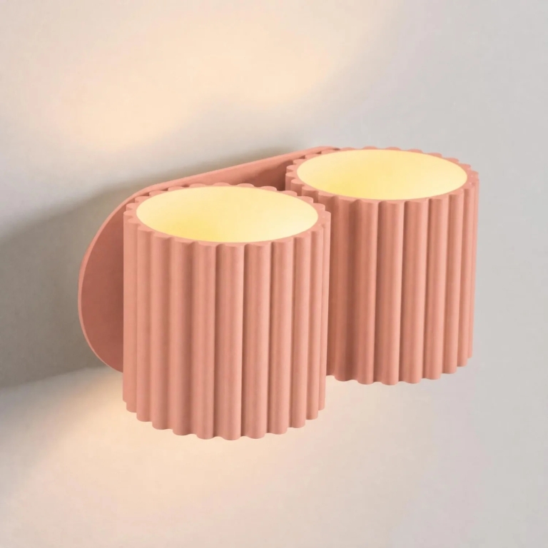 minimalistyczna-lampa-ścienna-w-kolorze-łososiowym