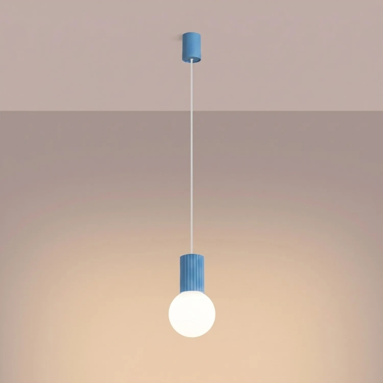 minimalistyczna-lampa-wisząca-w-kolorze-błękitnym