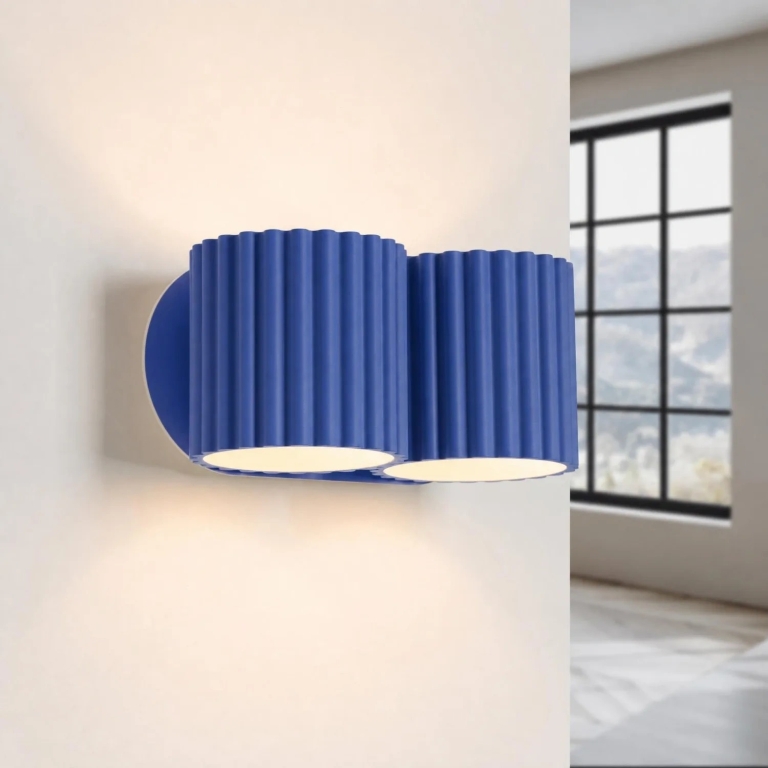 niebieska-aluminiowa-lampa-ścienna-do-salonu