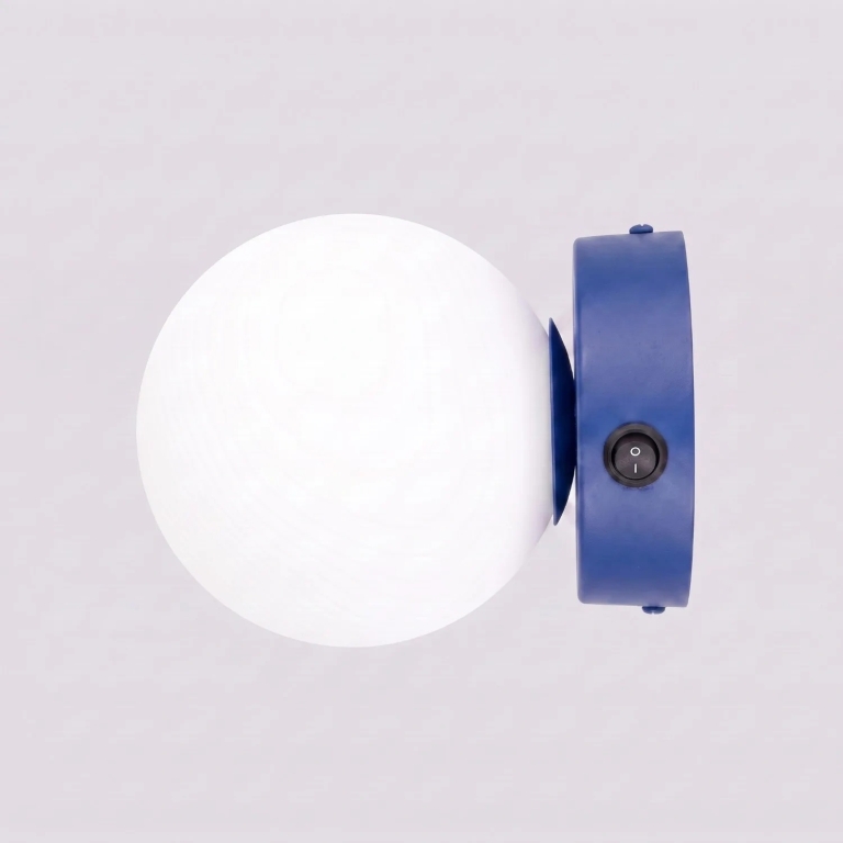 nowoczesna-lampa-ścienna-niebieska-do-sypialni