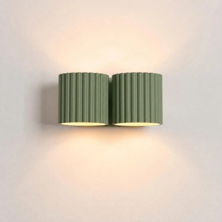 nowoczesna-oliwkowa-metalowa-lampa-ścienna