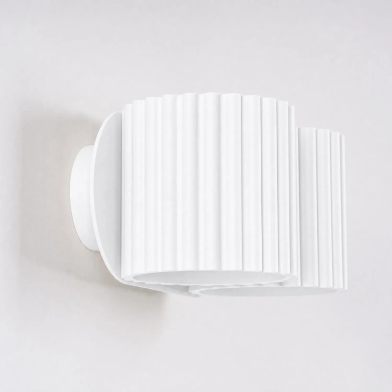 ozdobna-śnieżnobiała-aluminiowa-lampa-ścienna