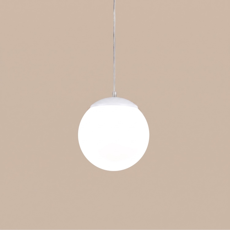 ozdobna-śnieżnobiała-lampa-wisząca