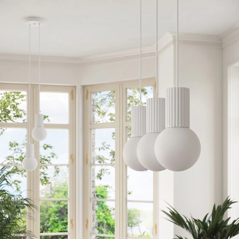 śnieżnobiała-lampa-wisząca