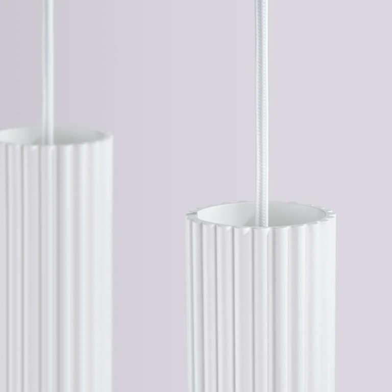 śnieżnobiała-lampa-wisząca-z-kloszem-tubą