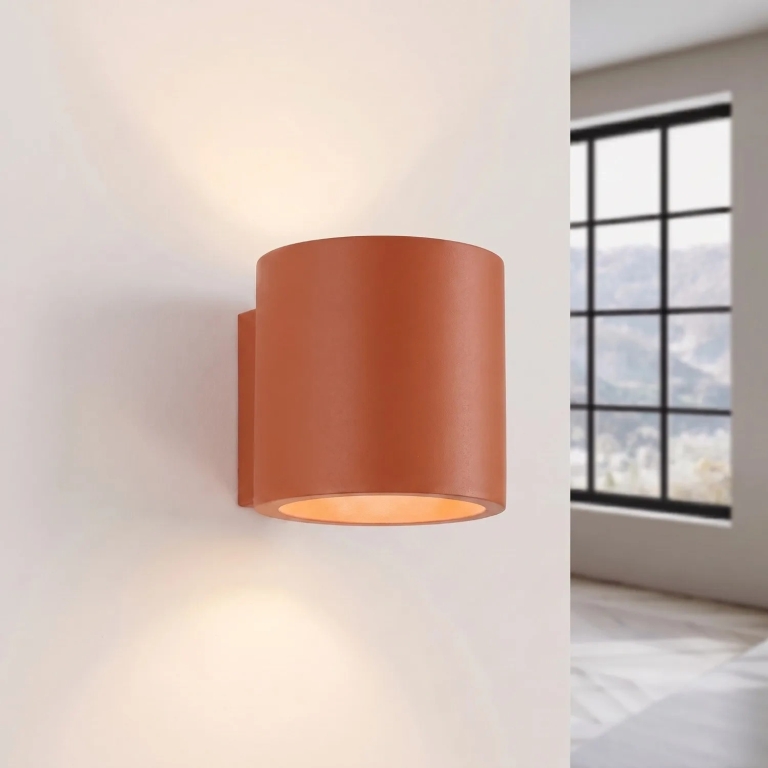 subtelna-ceglasta-aluminiowa-lampa-ścienna