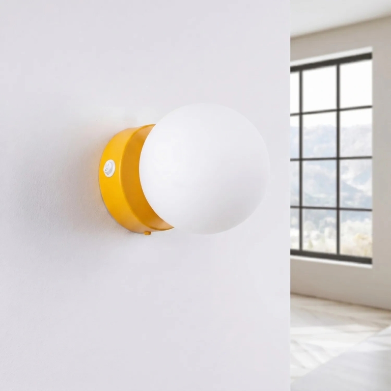 subtelna-lampa-ścienna-miodowa