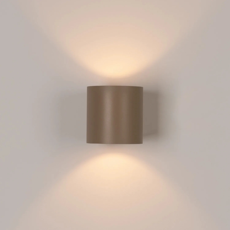 subtelna-metalowa-lampa-ścienna