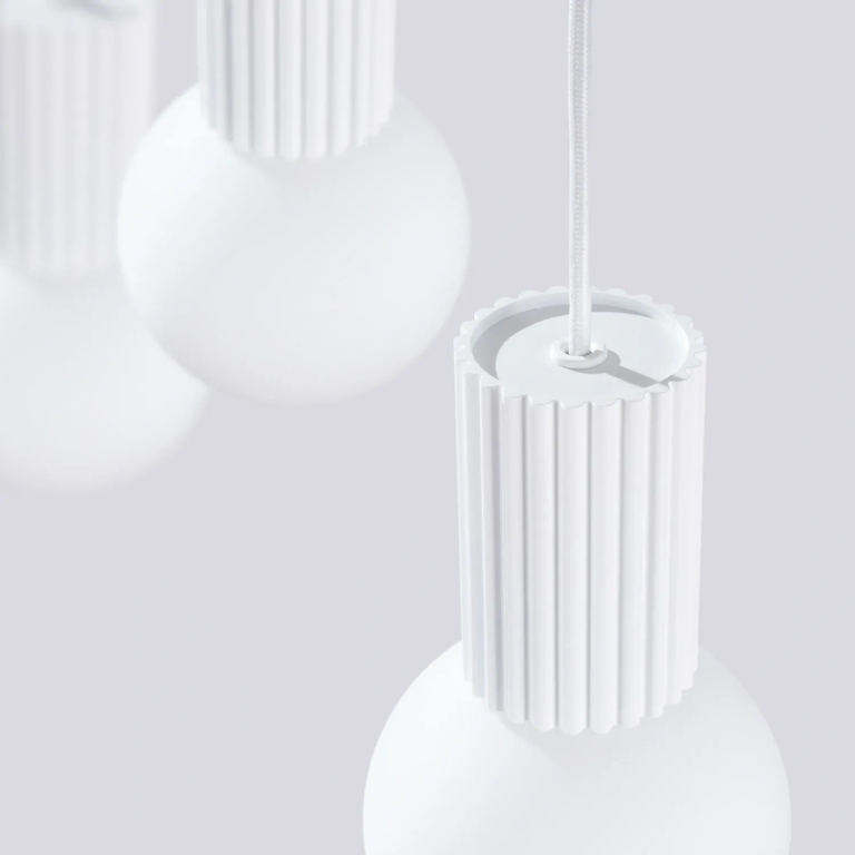 szklana-śnieżnobiała-lampa-wisząca