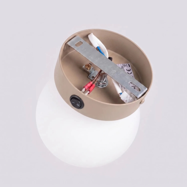 szklana-szarobeżowa-lampa-ścienna