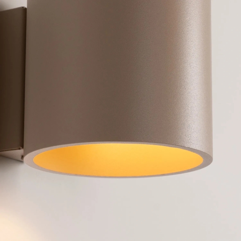 taupe-aluminiowa-lampa-ścienna-do-sypialni