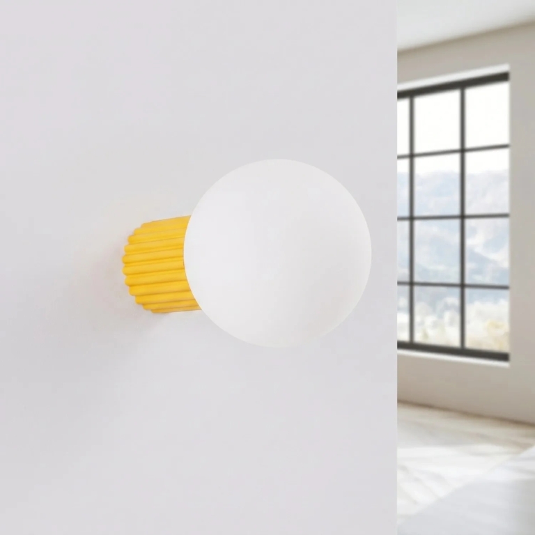 żółta-lampa-ścienna-klasyczna-do-sypialni