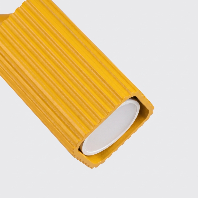 aluminiowa-lampa-ścienna-złocista-z-ryflowanym-kloszem