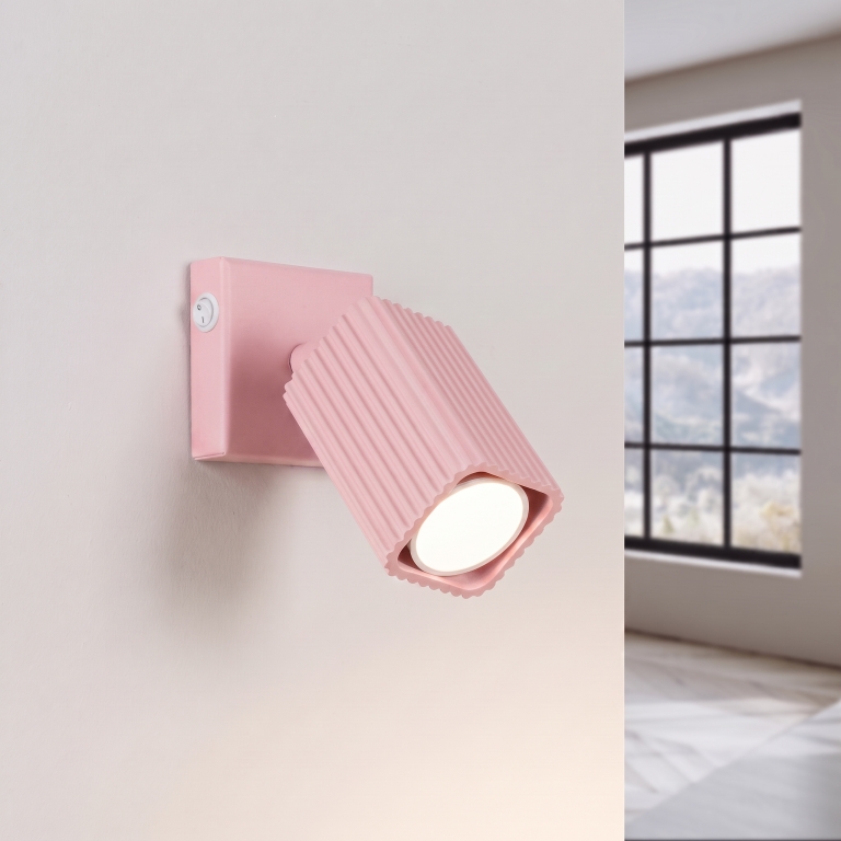 aluminiowa-różowa-lampa-ścienna-do-sypialni-z-ryflowanym-kloszem