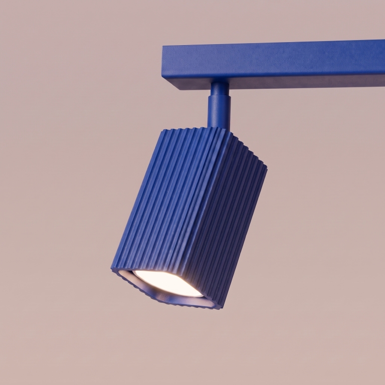 aluminiowa-ultramarynowa-lampa-sufitowa-z-karbowanymi-kloszami