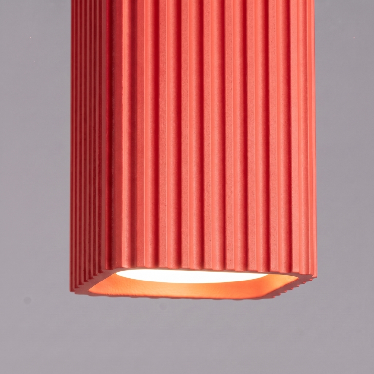 aluminiowy-czerwony-spot-sufitowy-do-salonu-z-karbowanym-kloszem