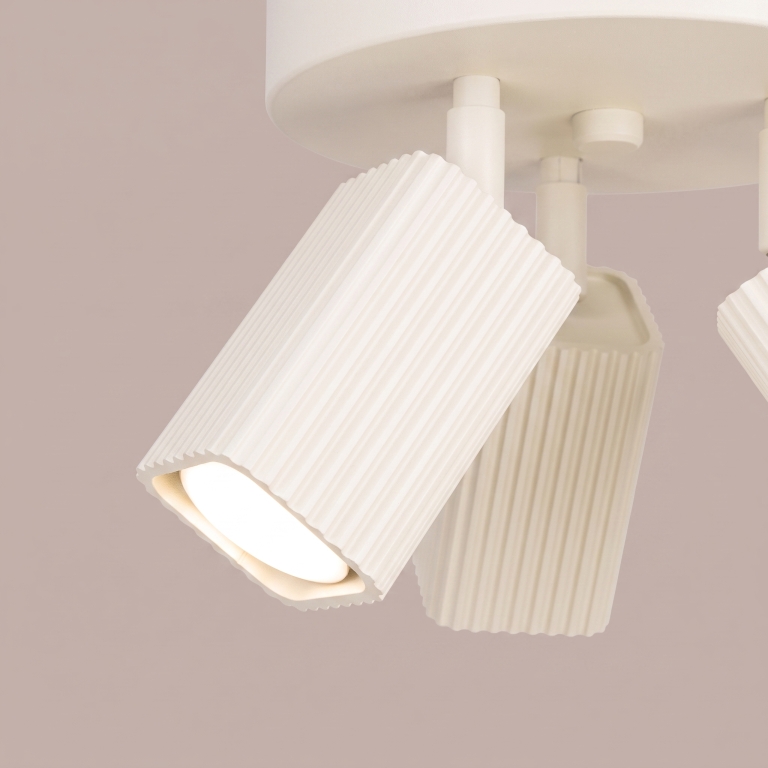 beżowa-lampa-sufitowa-z-ryflowanymi-kloszami