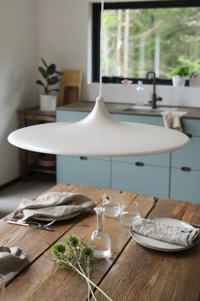 beżowa-lampa-wisząca-do-jadalni