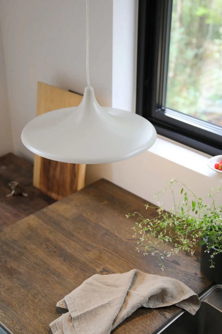 beżowa-lampa-wisząca-do-kuchni