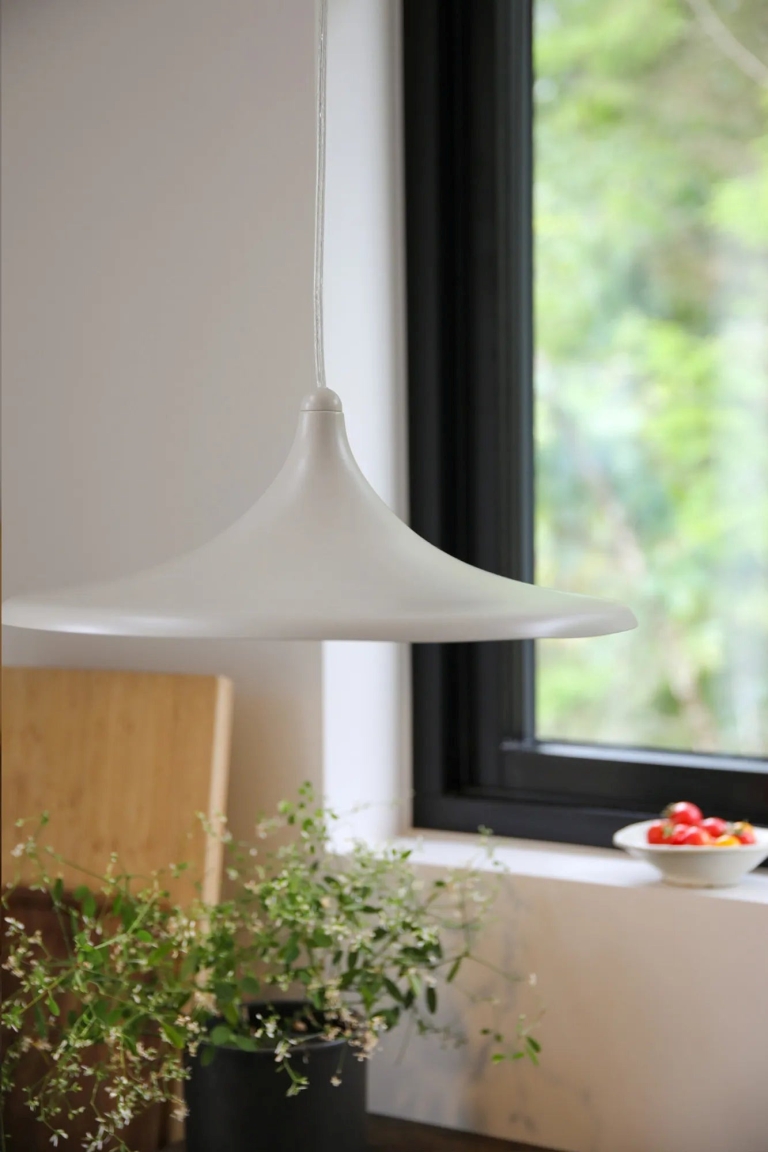 beżowa-lampa-wisząca-nad-stół