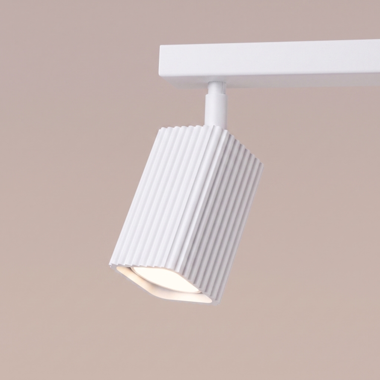 biała-industrialna-lampa-sufitowa-z-karbowanymi-kloszami