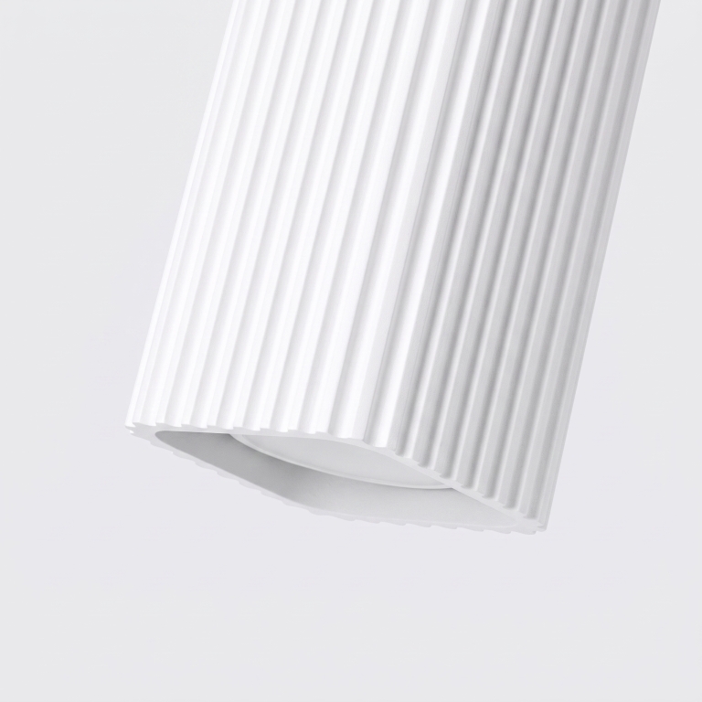 biała-lampa-sufitowa-z-ryflowanymi-kloszami