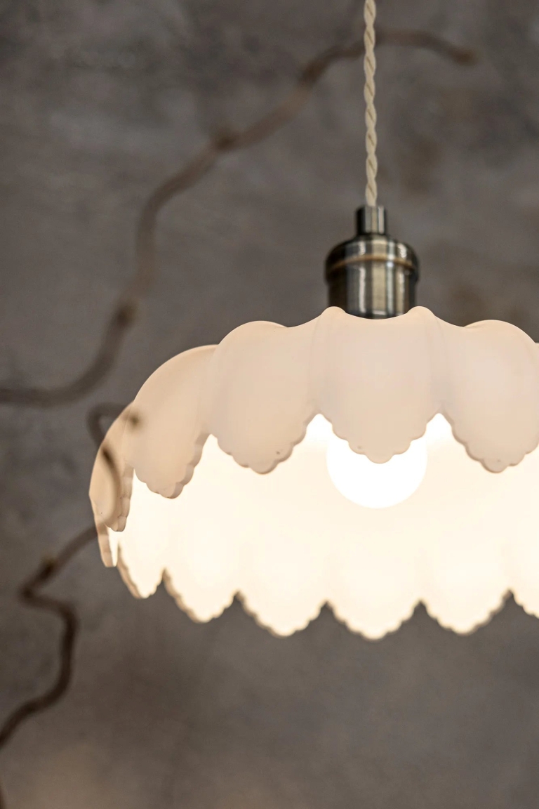 biała-lampa-wisząca-do-sypialni