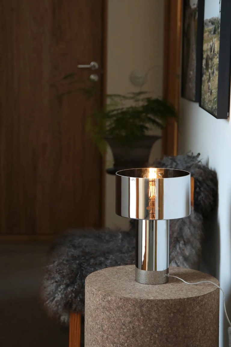 chromowa-lampa-stołowa
