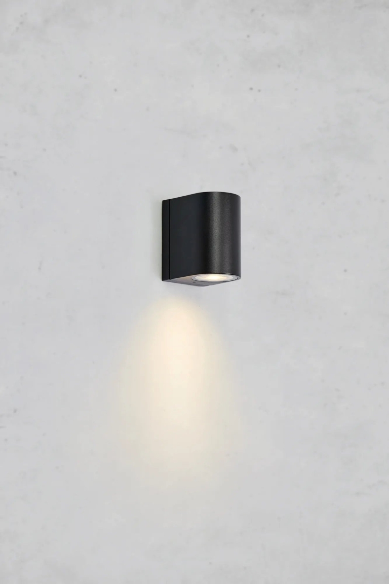 czarna-lampa-elewacyjna