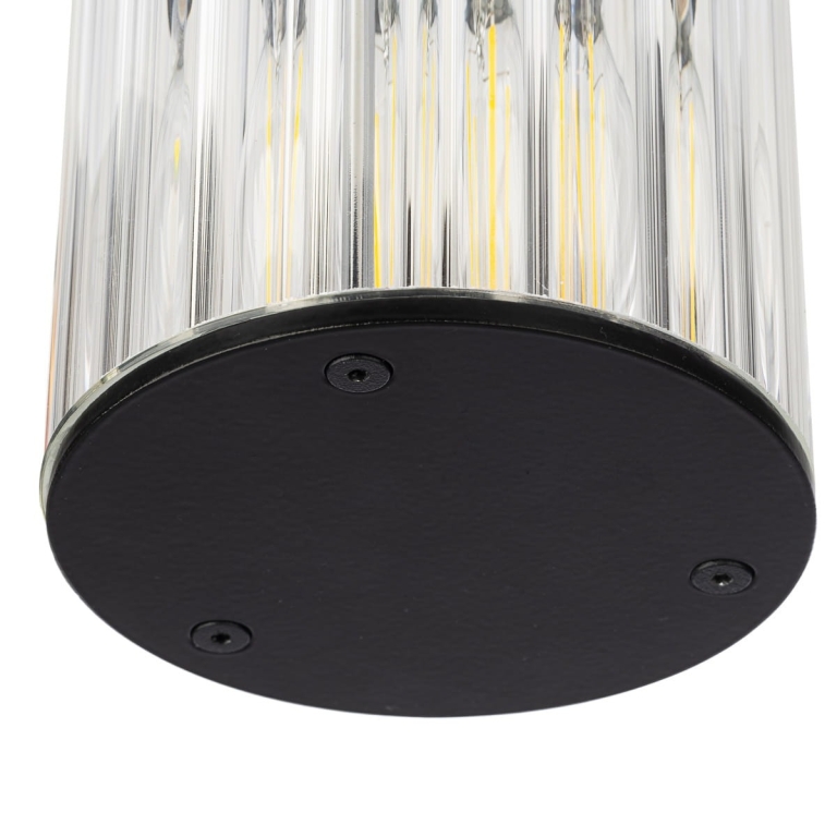 czarna-lampa-elewacyjna-na-podjazd