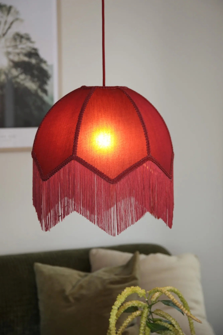 czerwona-lampa-wisząca-w-stylu-retro