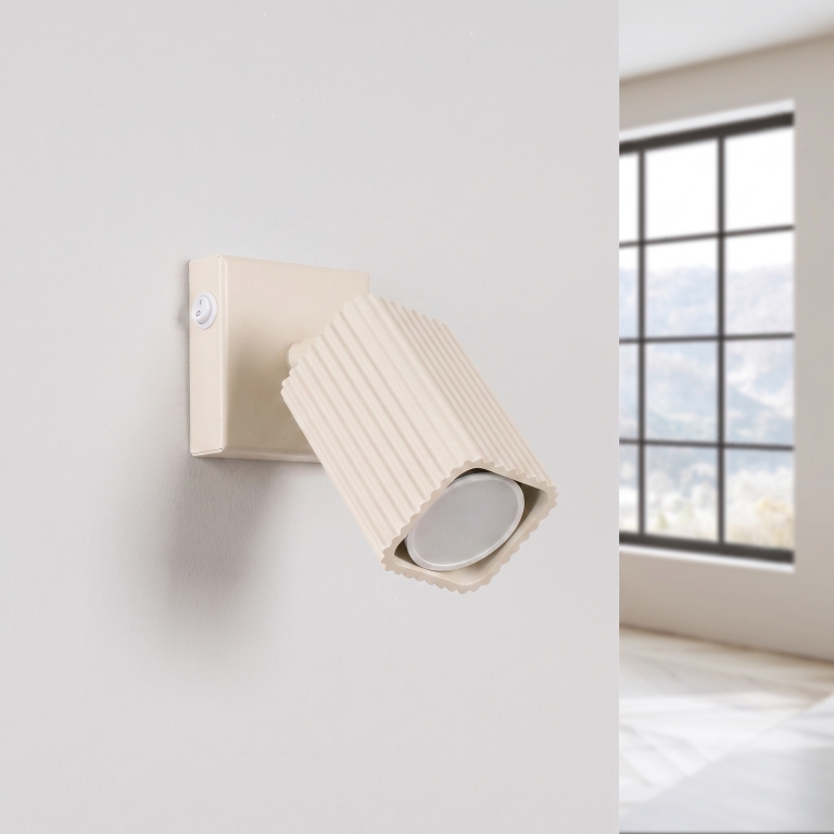 designerska-beżowa-aluminiowa-lampa-ścienna-z-ryflowanym-kloszem