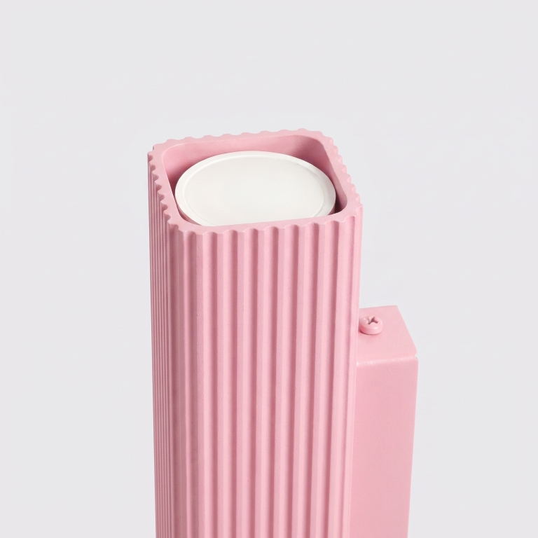 designerska-lampa-ścienna-w-kolorze-pudroworóżowym