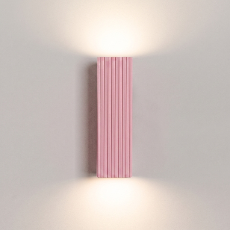 designerska-różowa-aluminiowa-lampa-ścienna