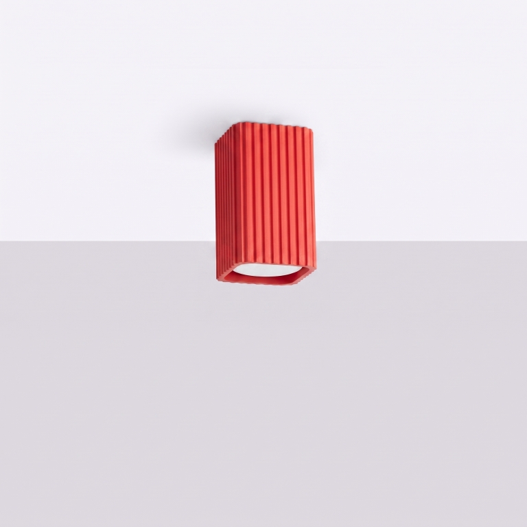 designerski-spot-sufitowy-w-kolorze-wiśniowym-z-ryflowanym-kloszem