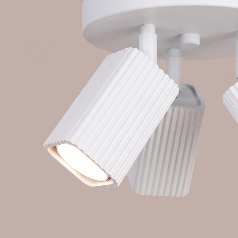 elegancka-biała-lampa-sufitowa-z-ryflowanymi-kloszami