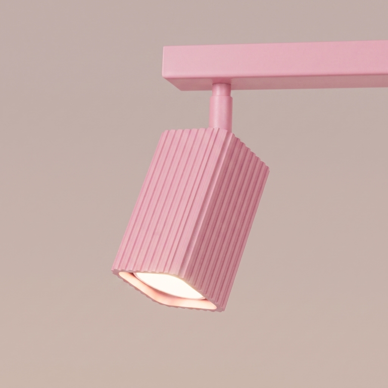 elegancka-różowa-lampa-sufitowa-z-karbowanymi-kloszami