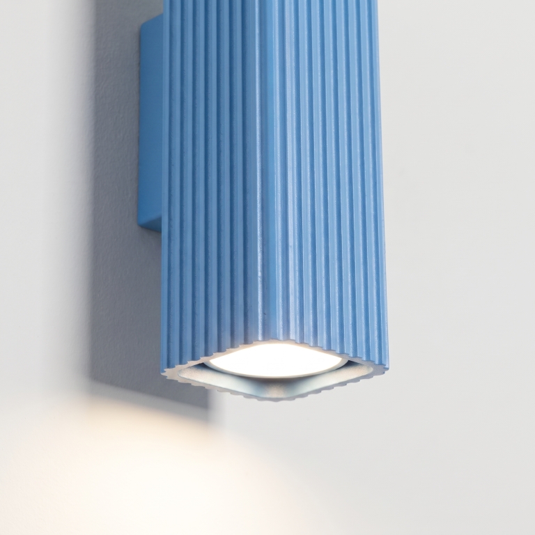 lampa-ścienna-w-kolorze-błękitnym