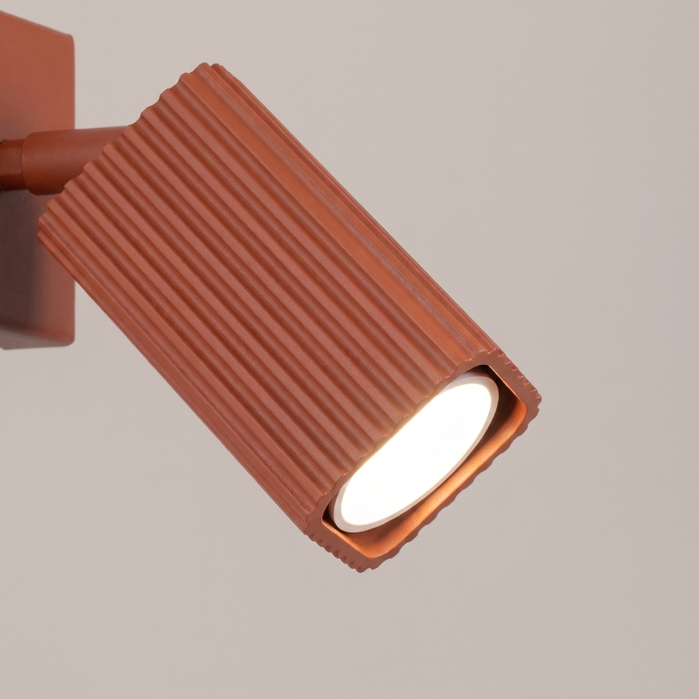 lampa-ścienna-w-kolorze-rdzawym