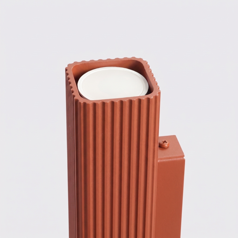 lampa-ścienna-w-kolorze-terakotowym