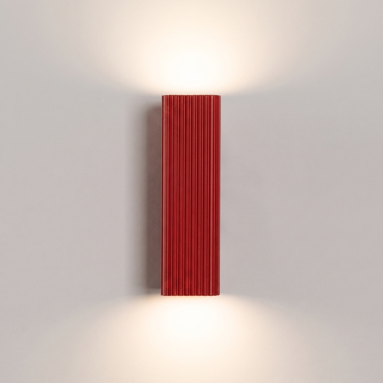 lampa-ścienna-w-kolorze-wiśniowym