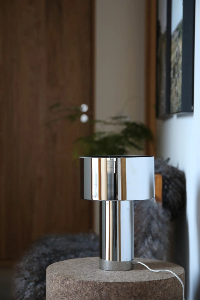 lampa-stołowa-chromowa-do-salonu