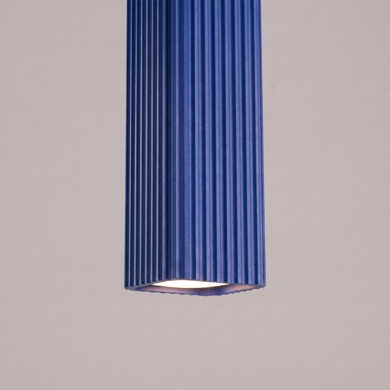 lampa-wisząca-w-kolorze-ultramarynowym-z-karbowanym-kloszem
