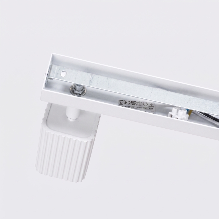metalowa-biała-lampa-sufitowa