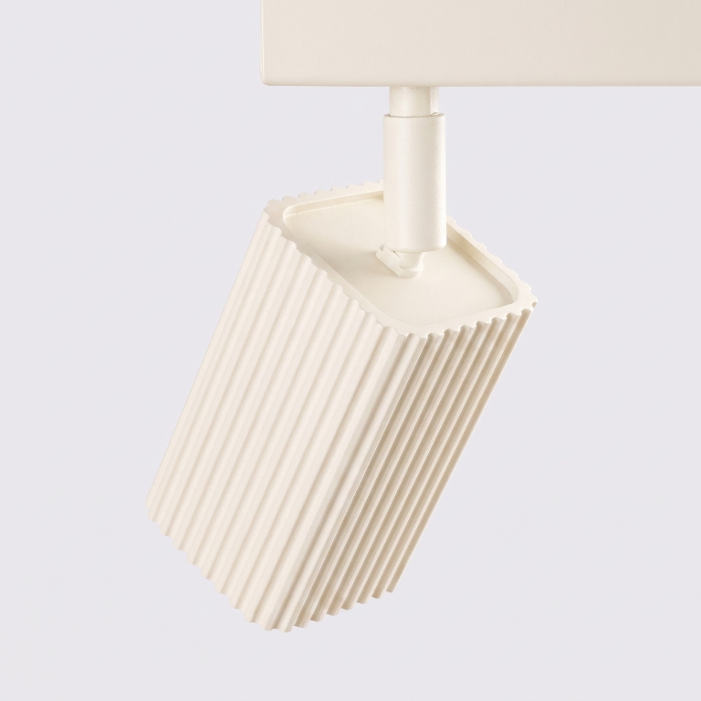 minimalistyczna-lampa-sufitowa-do-przedpokoju-z-karbowanymi-kloszami