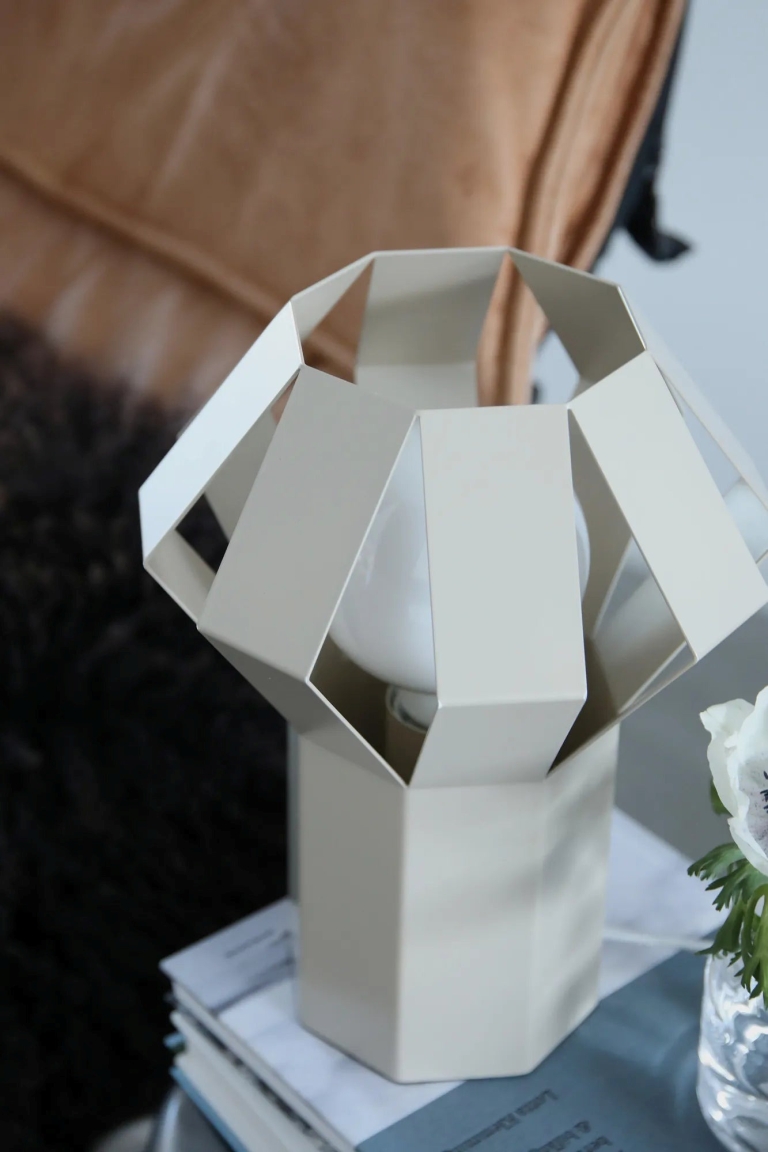 minimalistyczna-lampka-nocna-beżowa